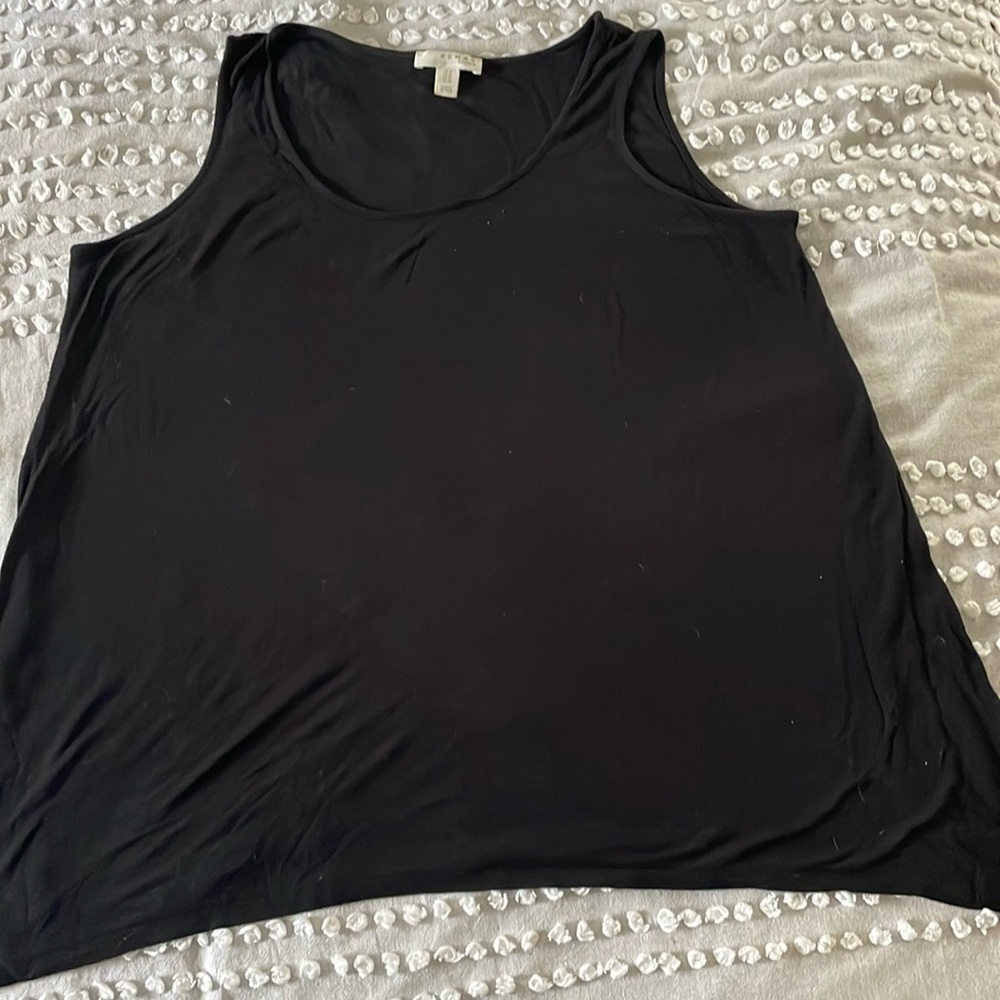 Women’s Black sleeveless tank top.